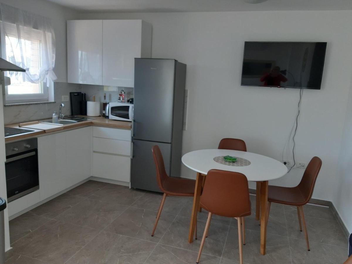 Gita Apartmani Čižići Bagian luar foto